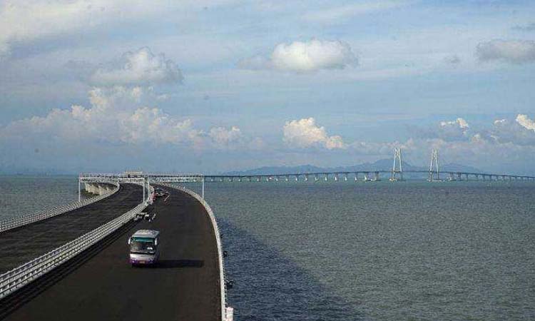 വാഹനം ചാർജ്​ ചെയ്യാം, ലോകത്തിലെ നീളംകൂടിയ കടൽപ്പാലത്തിൽ